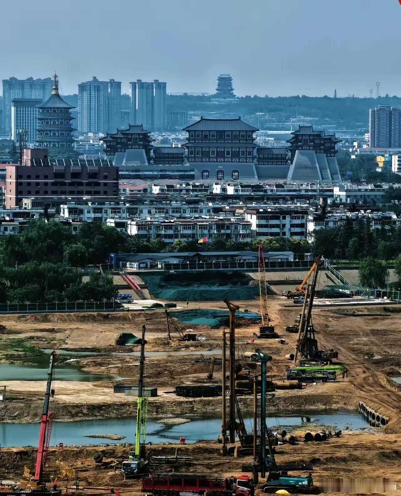 大洛阳洛阳的天津桥建设进度喜人，24小时昼夜施工不断。马上洛河进入汛期