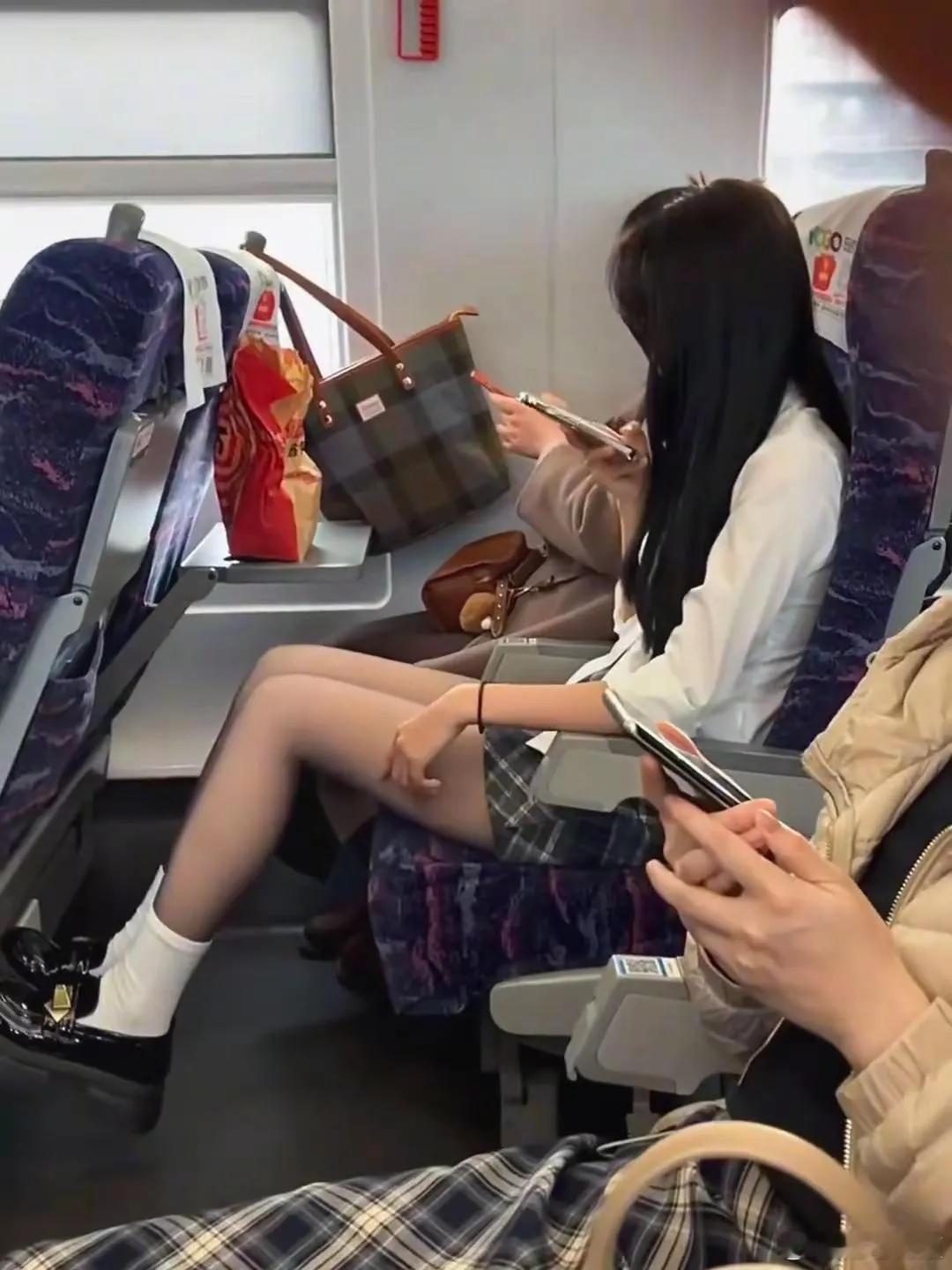 告诉兄弟们一个秘密，以后坐高铁都选F座，漂亮女大学生坐高铁都喜欢D座。