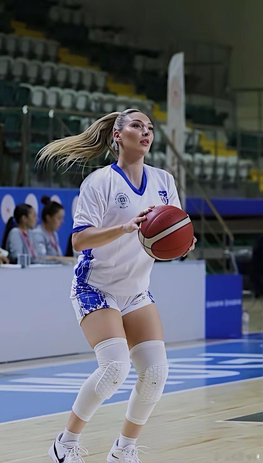 爱德华兹的审美原来和哈登一样！狼王爱德华兹最近盯上了土耳其性感女篮运动员!土耳其