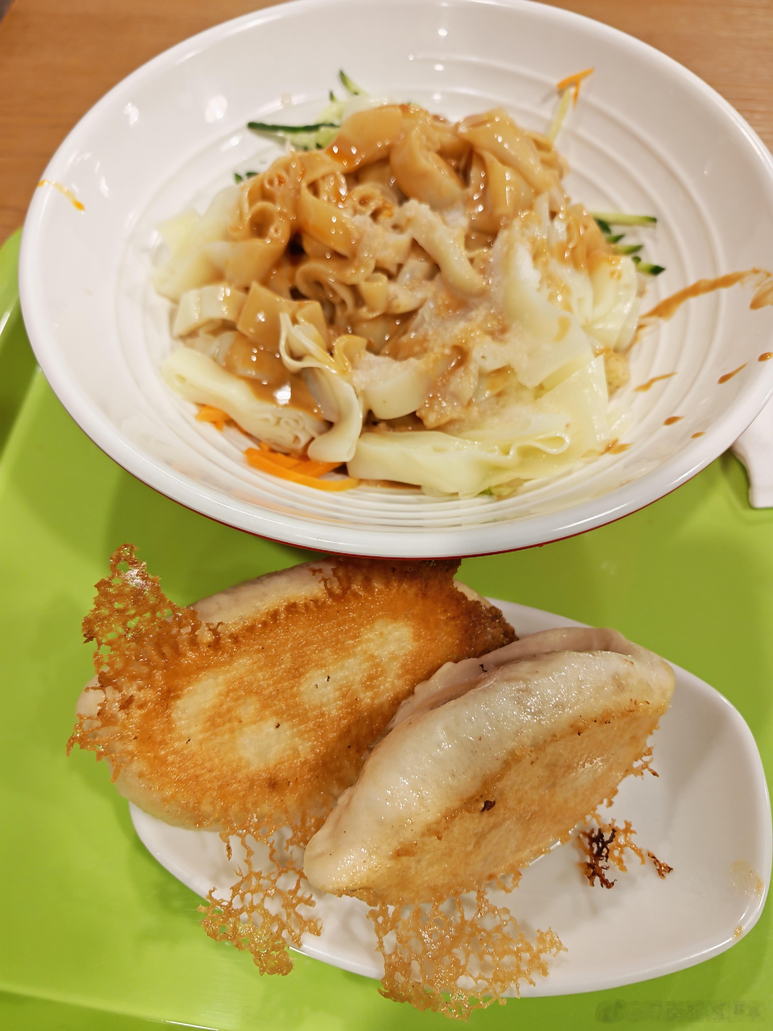 每日一餐分享凉皮加牛肉煎包