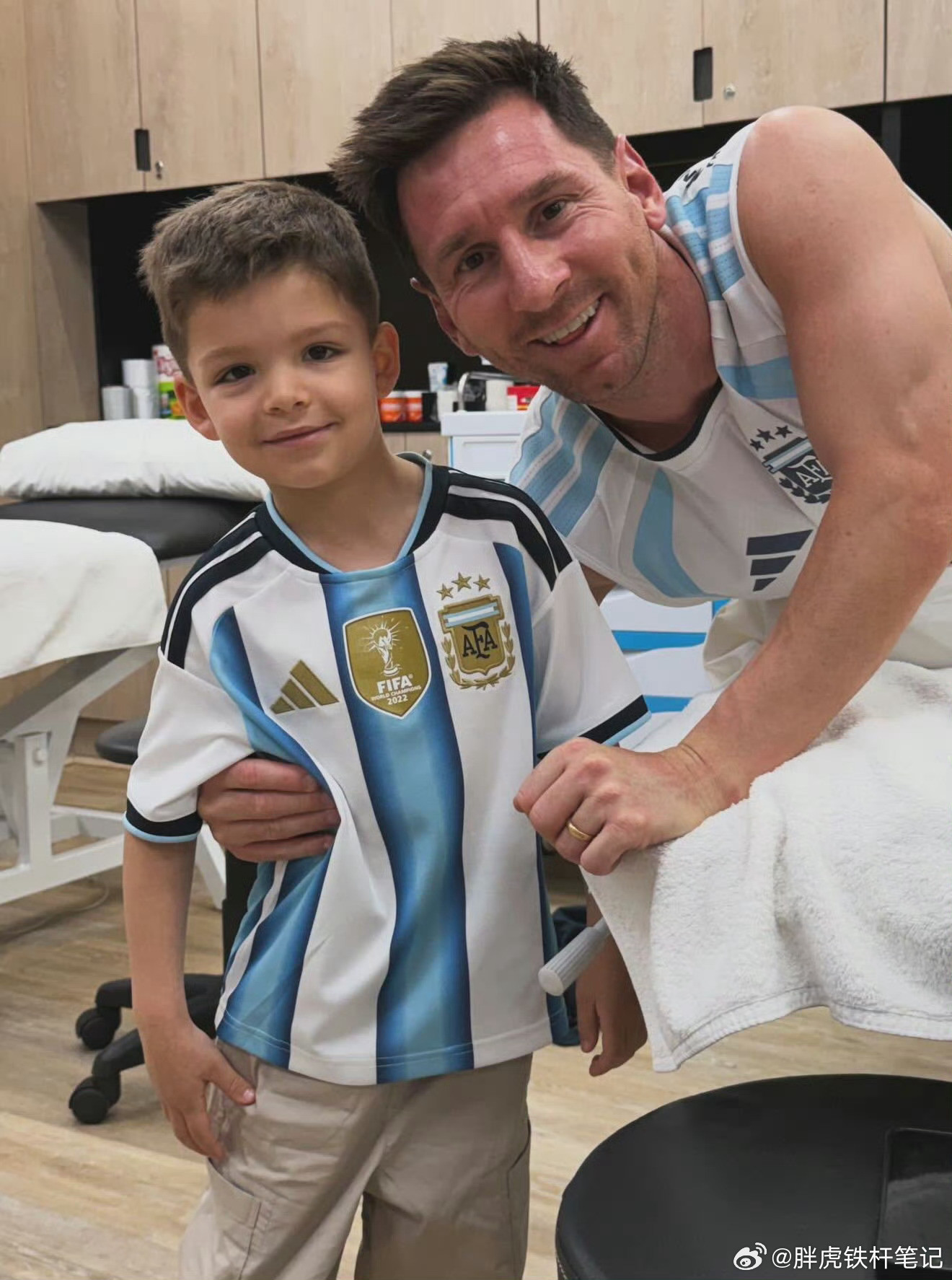 阿媒：梅西确认将首发出场，全队共担压力使其决意再战世界杯据阿根廷《民族报》报道，