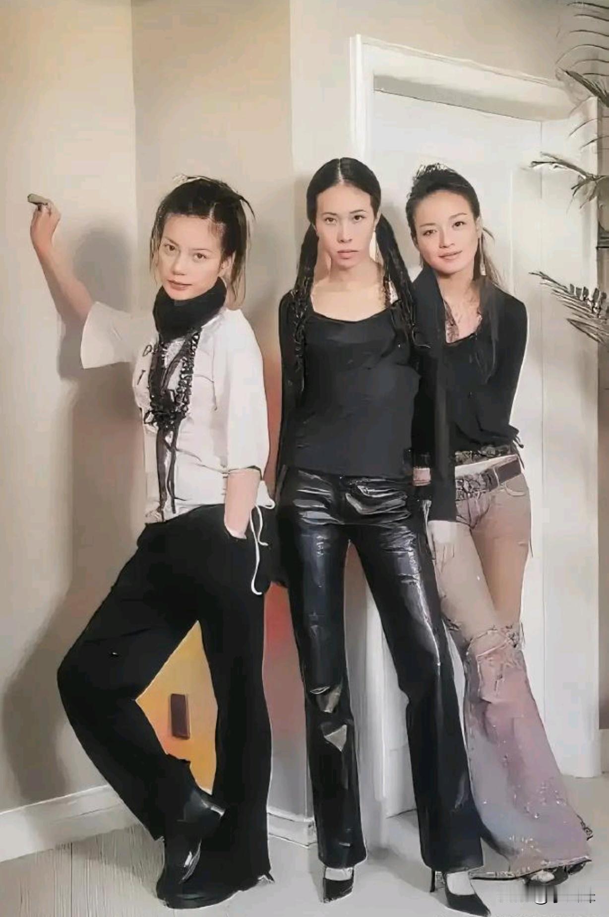 当初他们合影的时候也没想到过后面会大红大紫吧