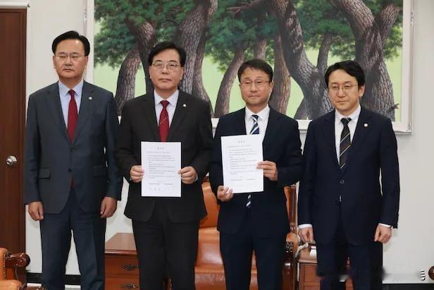 2月4日，韩国朝野在美国加税的威胁下，就《对美投资特别法》审查达成共识，国民力量