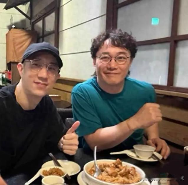 成龙大哥的儿子房祖名和陈奕迅聚餐，两人看起来关系不错，房祖名42岁，看得出现在的