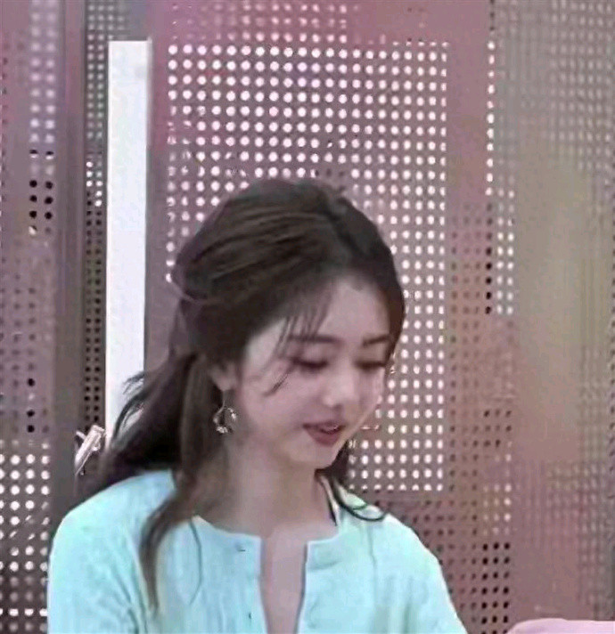 有人说谭松韵长得还行，见了真人我才明白，这简直是美得无法低调​​​