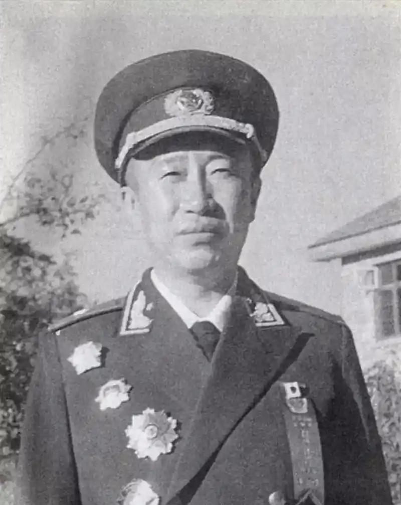 抗美援朝时，彭德怀每遇到难题，就大喊一声：快将小诸葛喊来帮我。1955年的授衔前