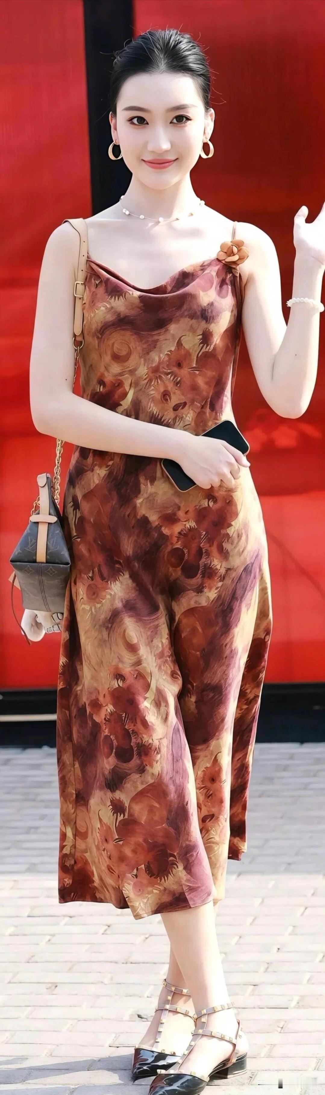 红棕晕染吊带裙自带复古氛围感，丝滑面料垂坠感拉满，搭配铆钉凉鞋和精致小包，温柔又