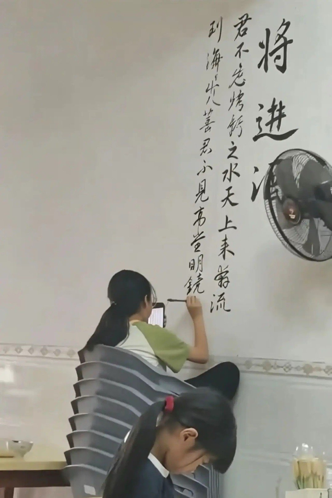 福建一家烧烤店,装修完墙面空荡荡的,老板随口说了句缺点装饰,读高中的女儿当场接话