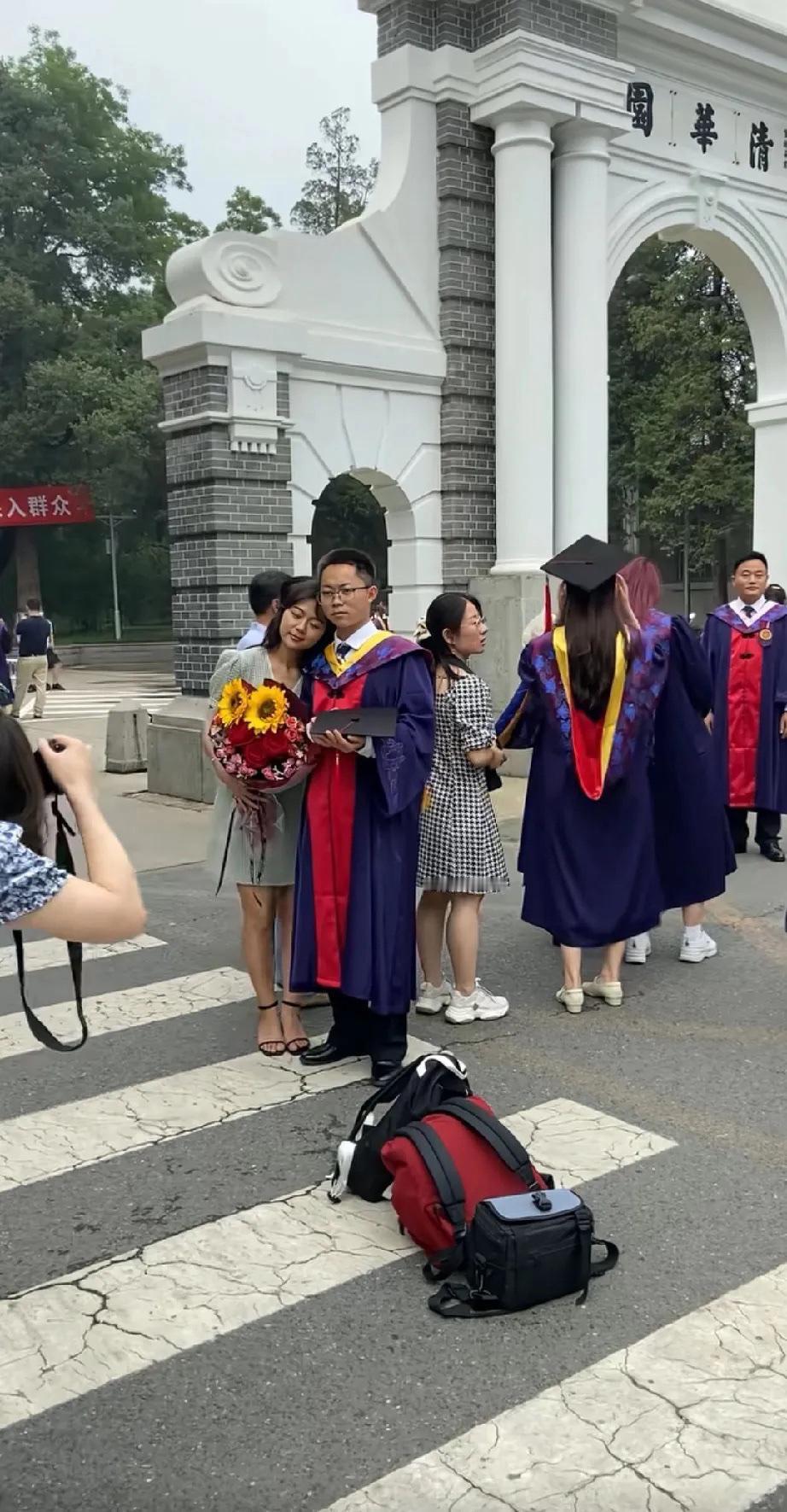 这一刻的荣耀不亚于范进中举。