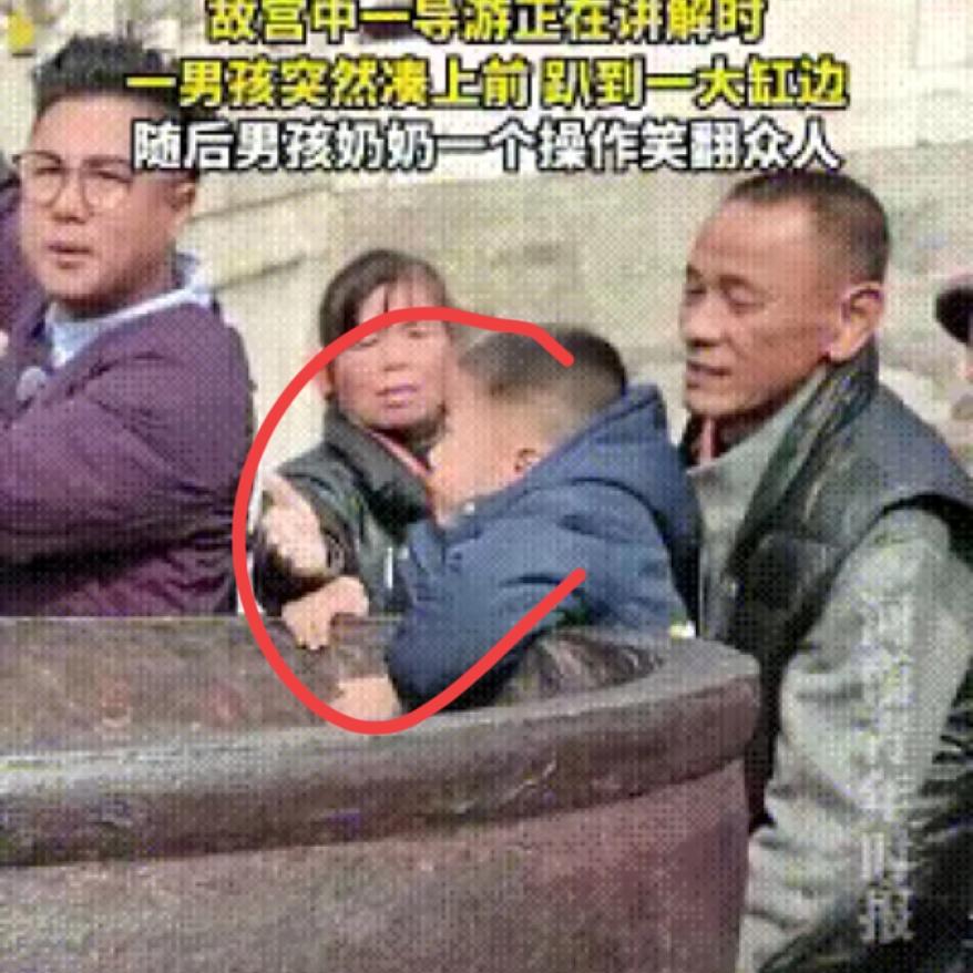 笑死了！奶奶：跟他废什么话！故宫这一幕真的太解气，全网都在为这位奶奶点赞。