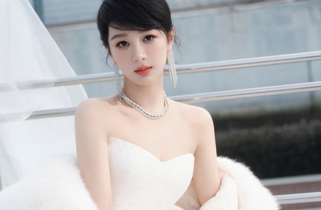 杨紫穿现代装好看,还是古装好看?我觉得只要符合杨紫的个人气质，古装，现代装都好