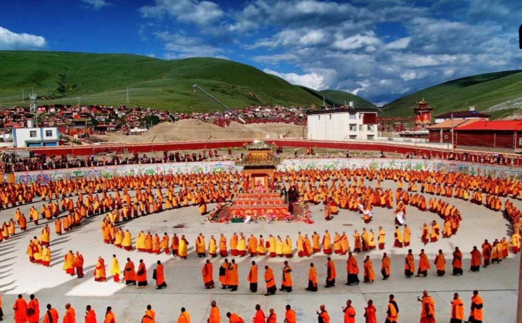 中国最大的尼姑庵——亚青寺，有2万多名女性在此苦修，这里有一个死规定：天黑之后，