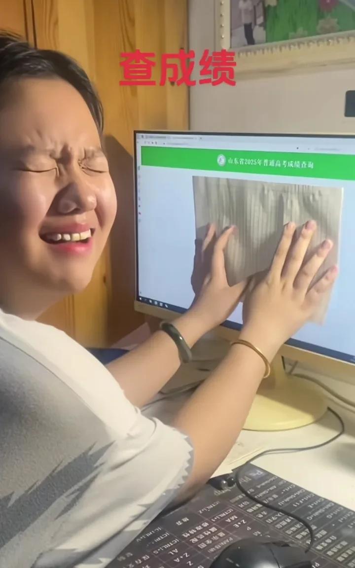 看把这闺女紧张的，不敢看成绩[笑着哭]，拿着纸挡着一科一科看。语文109，英语1