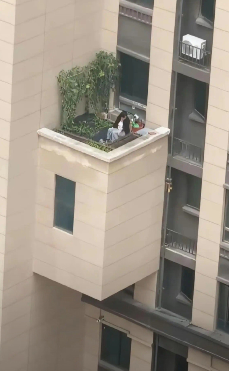 胆子真大，这算是违建吗？​​​