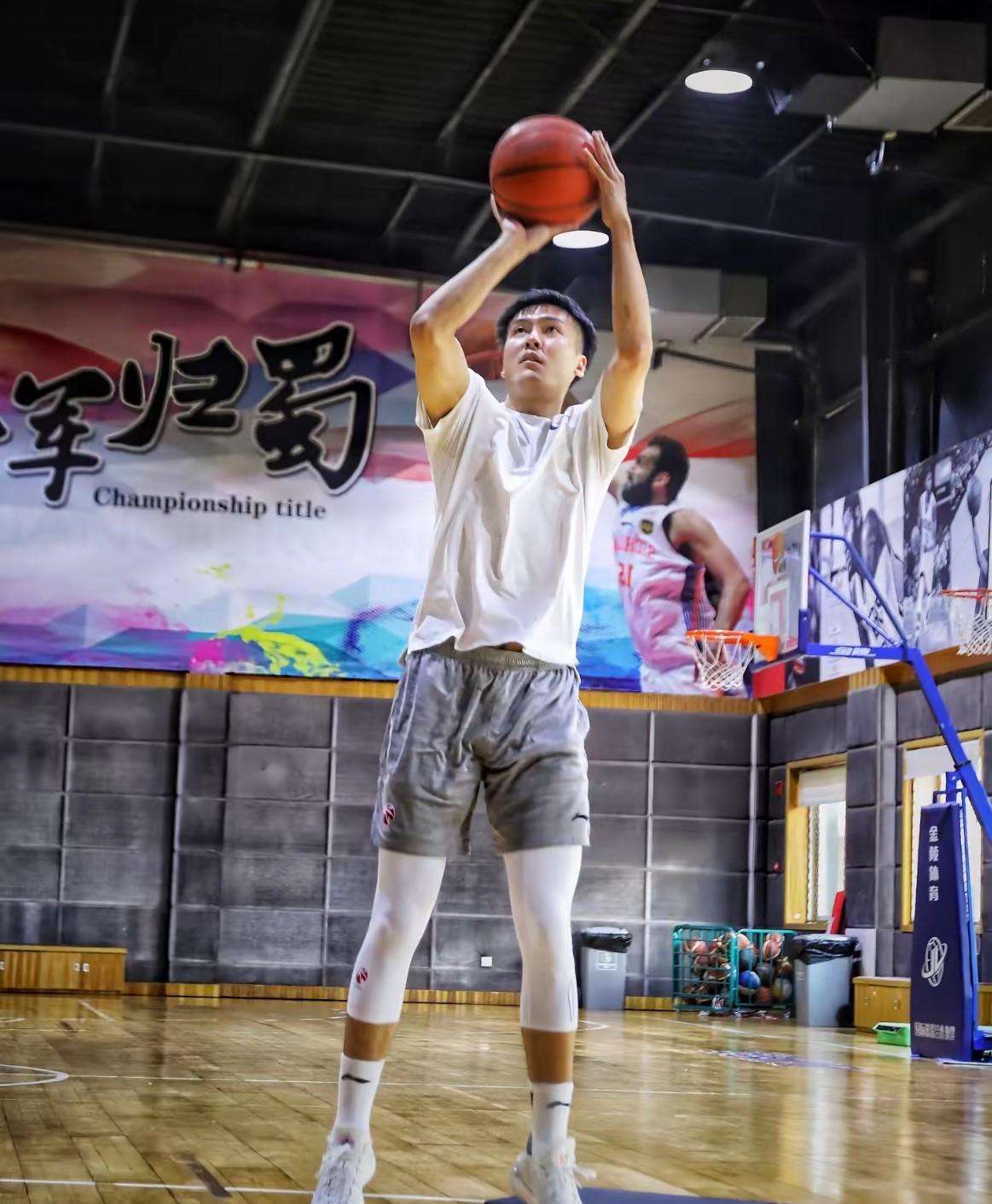 正式告别广东宏远，“成都的王”黄荣奇下岗再就业！随着广东后场的新人扩张，黄荣奇