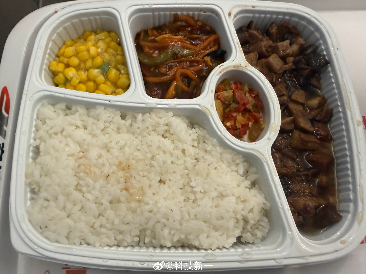 高铁商务座送的盒饭和零食，打几分？[doge]​