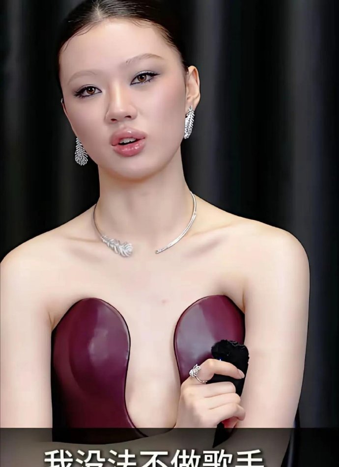 单依纯这件衣服，有点难评，说好看吧，又像夹了两块硬邦邦的塑料。说不好看呢，这个颜