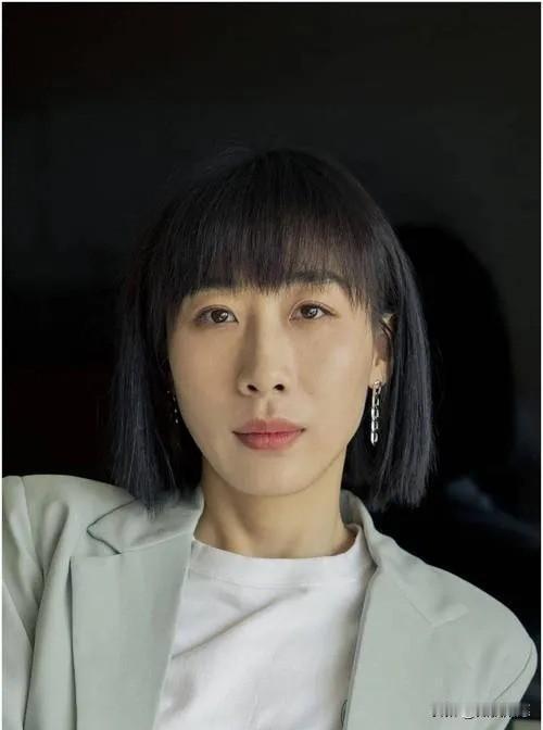 了解任素汐这人以后，才发现她简直强得可怕。你以为她只是个长得挺“亲民”的演员