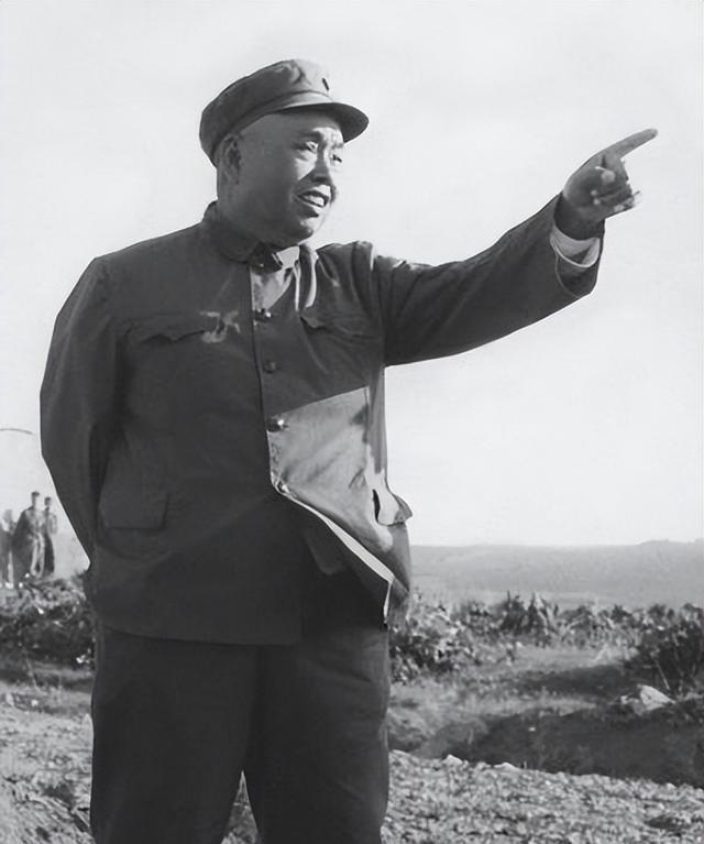 1952年，许世友将军回乡探亲，哪料，他看见叔叔许存礼，掏出枪就要动手。母亲却突