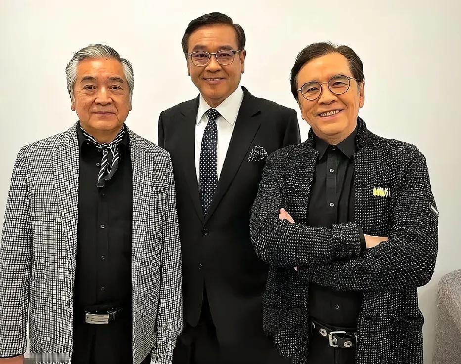 秦沛、姜大卫、尔冬升三兄弟的一张留影，三人是同母异父的亲兄弟。秦沛、姜大卫、尔冬