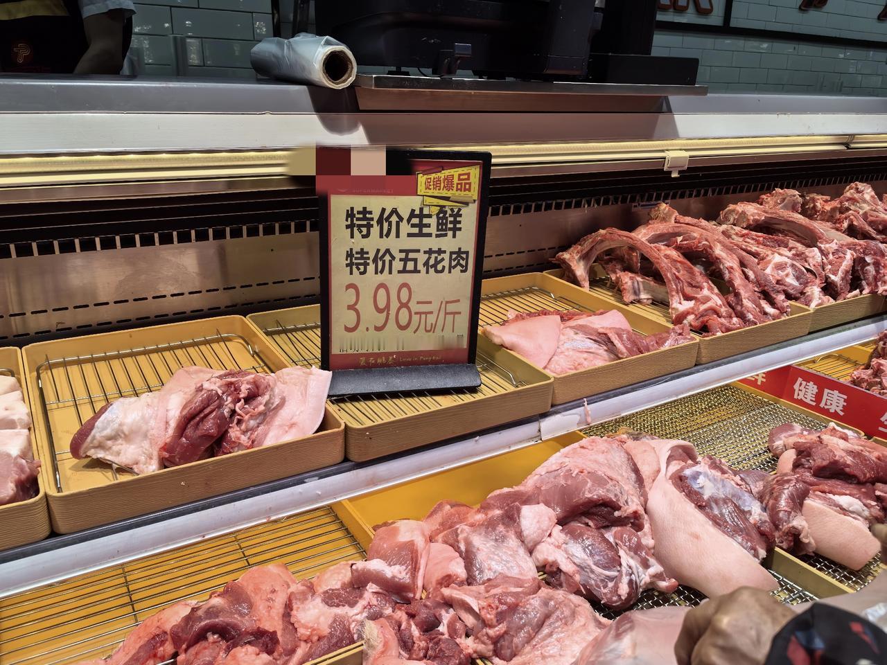 特价五花肉只要3.98元一斤，是的你没有看错，真的就是这个价格。今天在我们县城