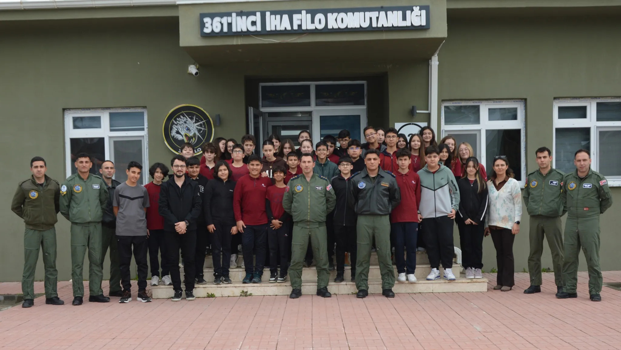 带学生们参观一下空军基地，看看F16和361中队的安卡-2（AKSongur阿克