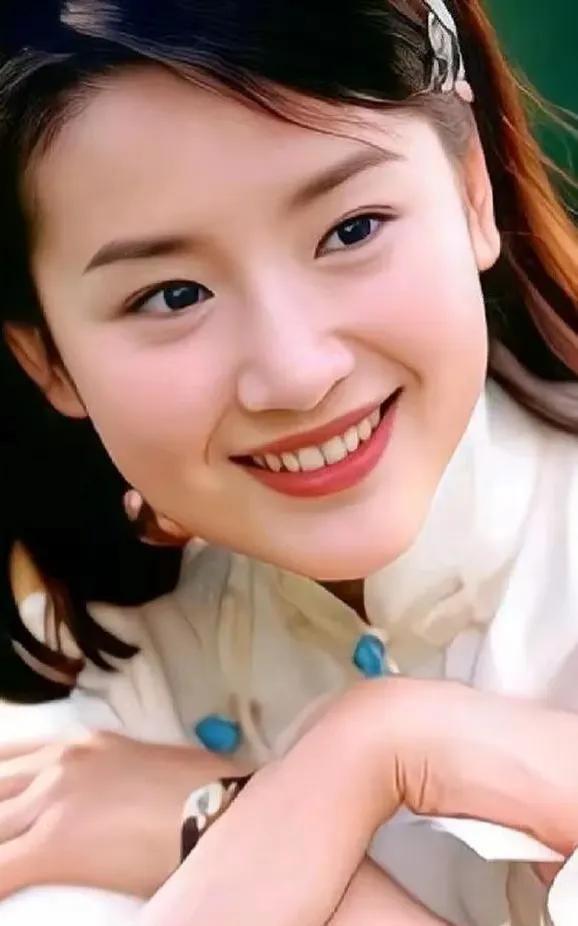 董洁是中国内地知名女演员，气质高雅独特，宛如一朵空谷幽兰。年轻时的她面容清丽，眉
