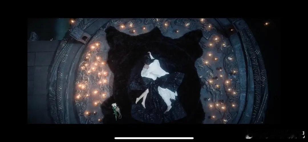 鞠婧祎实惨啊，床戏胖鞠漏，男的穿衣服