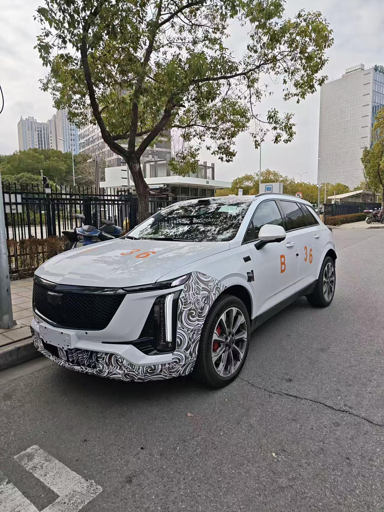 兄弟们，新料来了！最近网上曝光了一组新款凯迪拉克XT5的实车图，换代不稀奇，但这