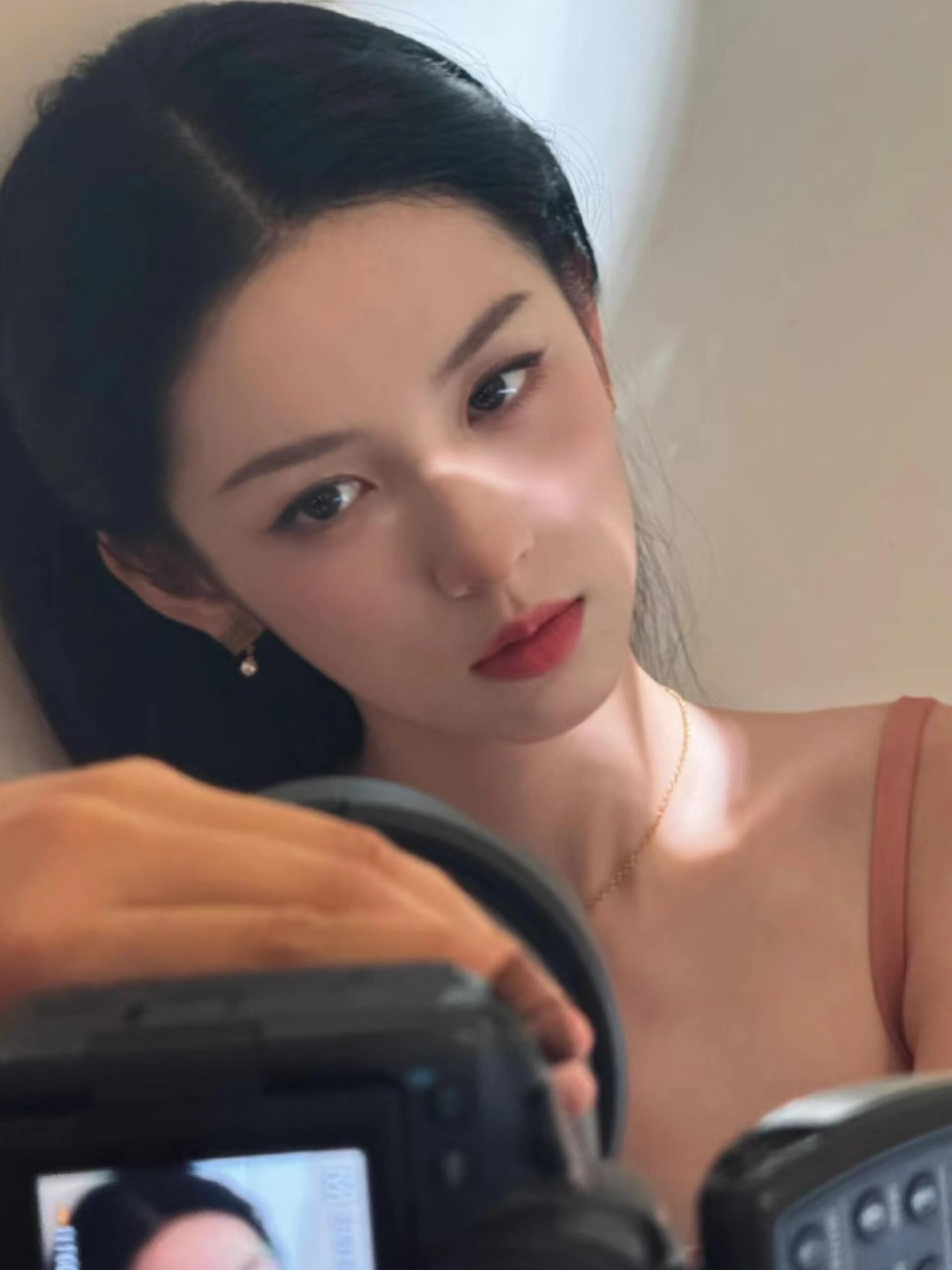 周也好周正的美谁懂…周也给人的感觉就是书上形容的“标志”，每个五官都生得恰到好