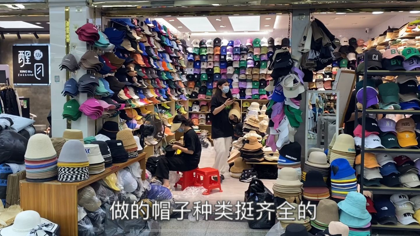 广州服装市场里的帽子批发档口，品类样式非常多，夏季防晒帽上新
