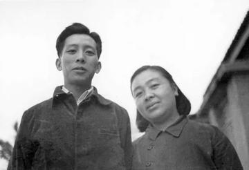 1937年，33岁女作家丁玲爱上20岁的下属陈明。陈明嫌她太老，情急之下娶了一个