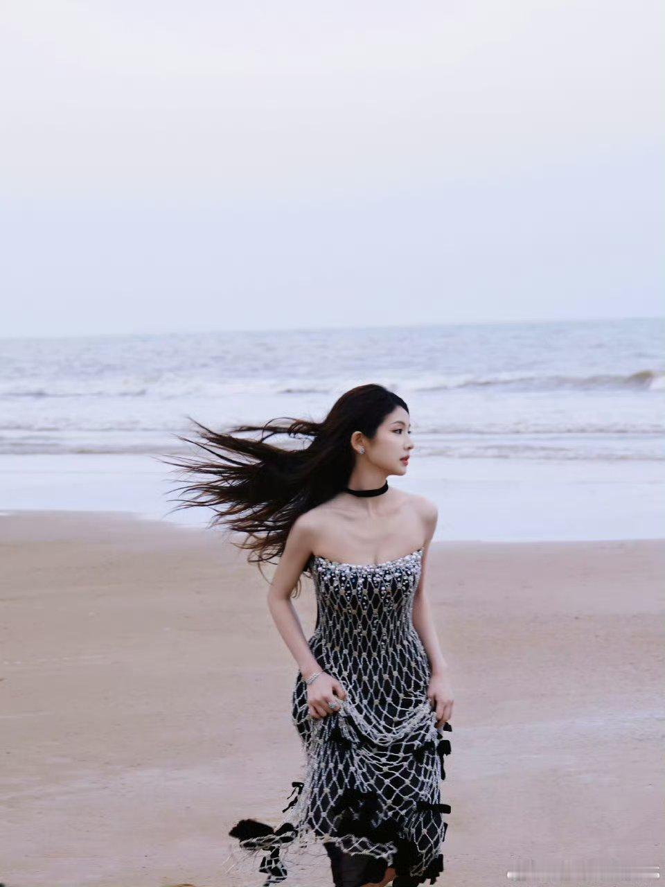 张淼怡星光大赏造型内场出图完全是御姐级别的甜妹脸御姐身材