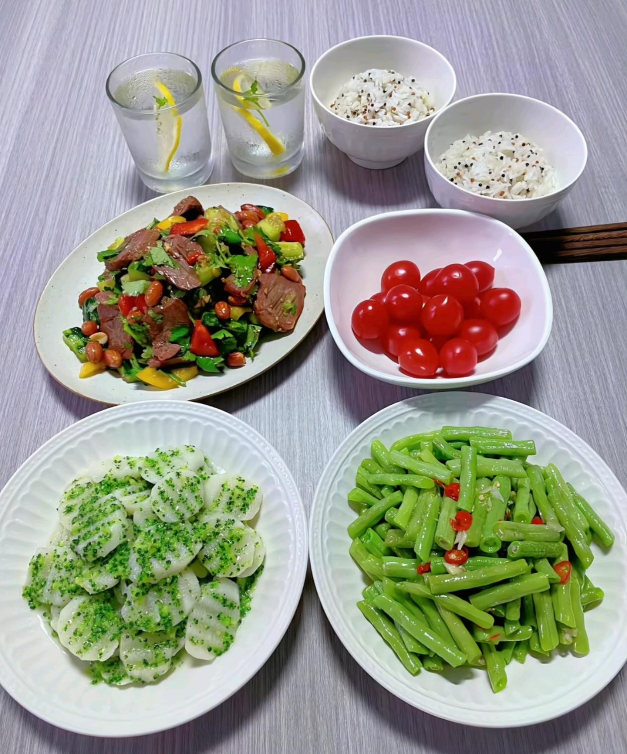 外甥年初成婚，婚后和妻子一同回到郑州生活。外甥媳妇每日忙于工作，他便在家专心