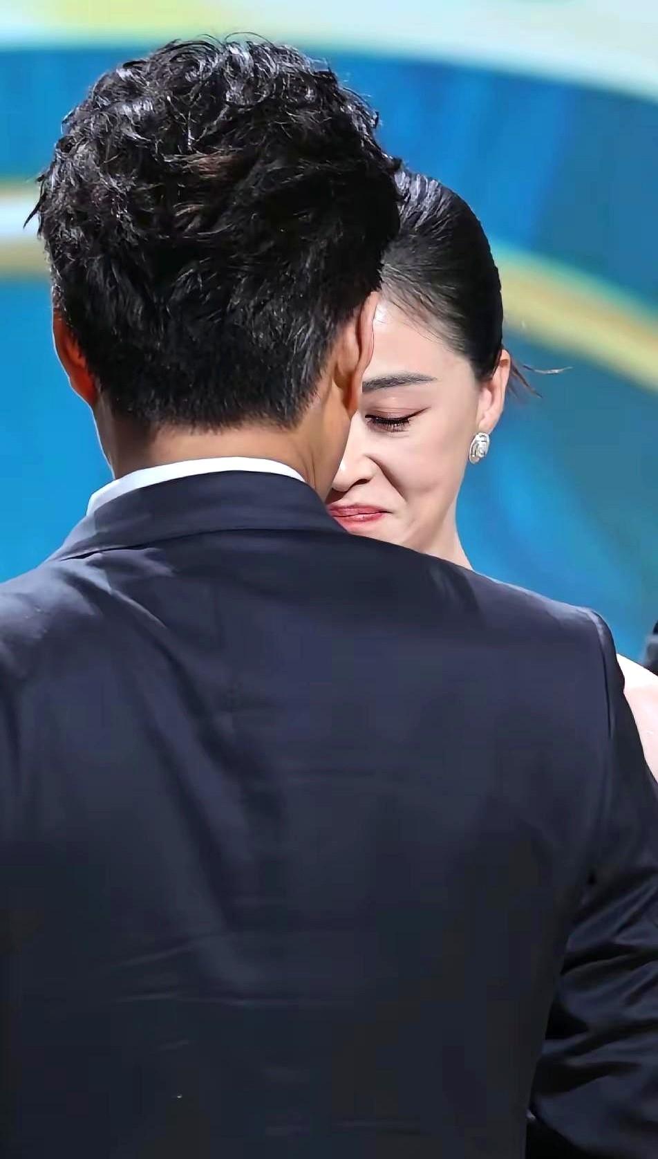 谁能想到，白玉兰奖现场靳东这一抱，直接让蒋欣笑开了花！第30届白玉兰奖颁奖礼