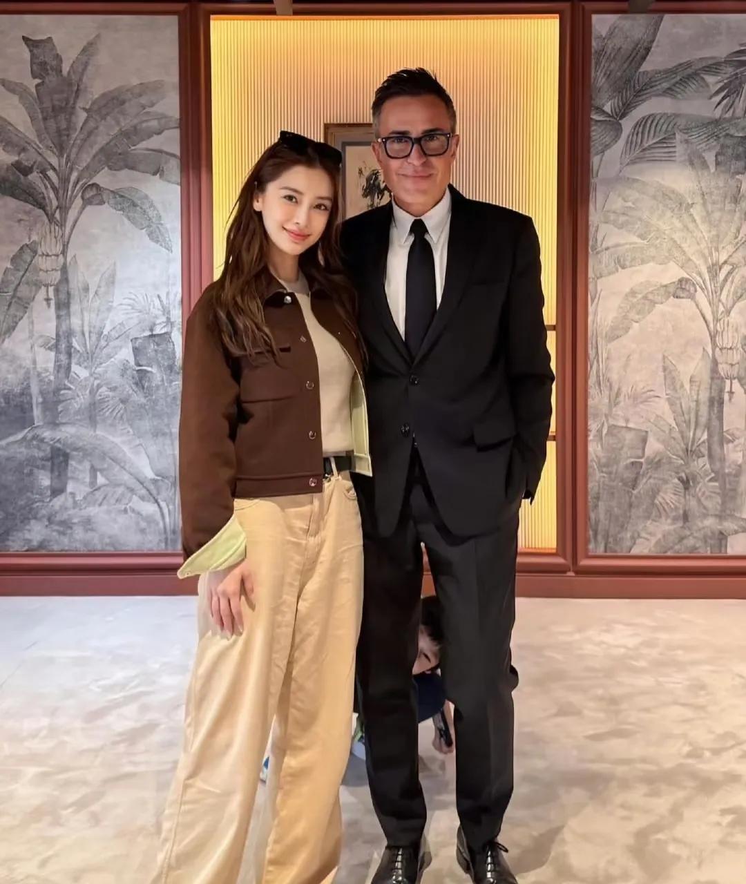 这是真有夫妻相！爱马仕总监好帅！能不能在一起，真的好配[害羞]