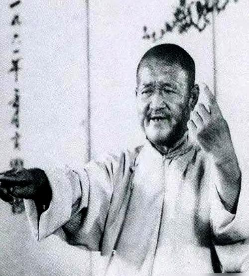 张寿臣当年逼马三立降辈，马三立既没吵也没让。张寿臣是寿字辈门长，当时相声界公