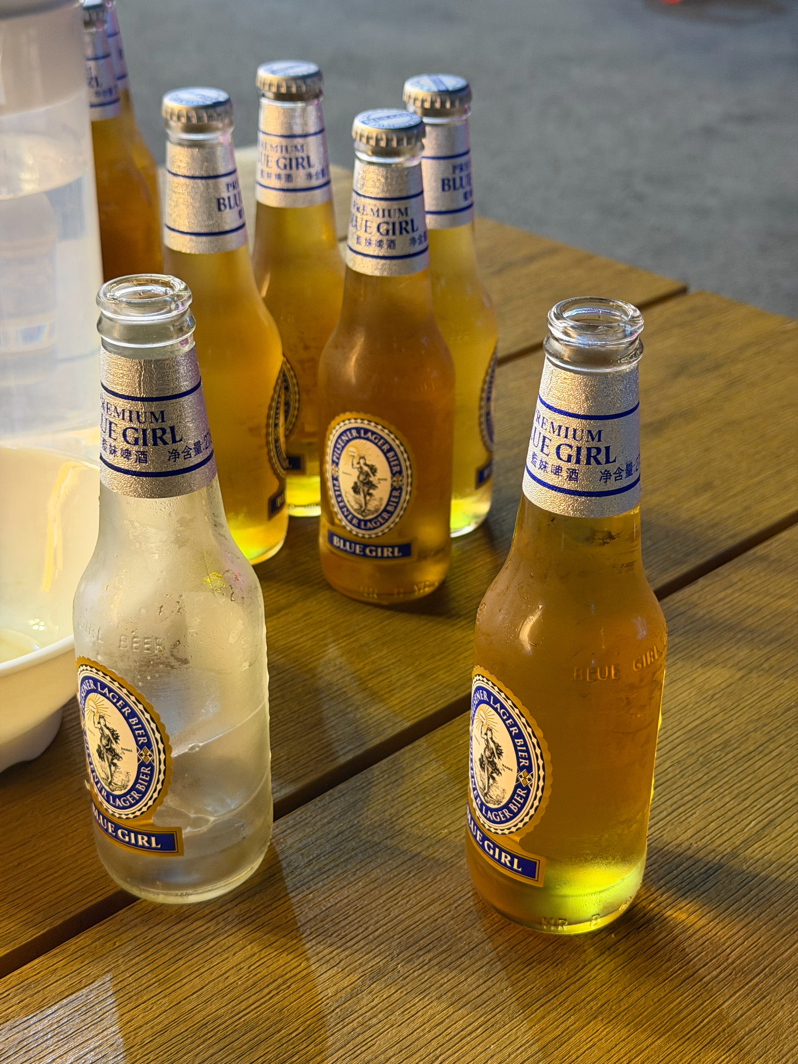 今晚陪认识十几年的朋友喝几杯，世事无常我们都认可，人各有志我们也理解，总结而言：