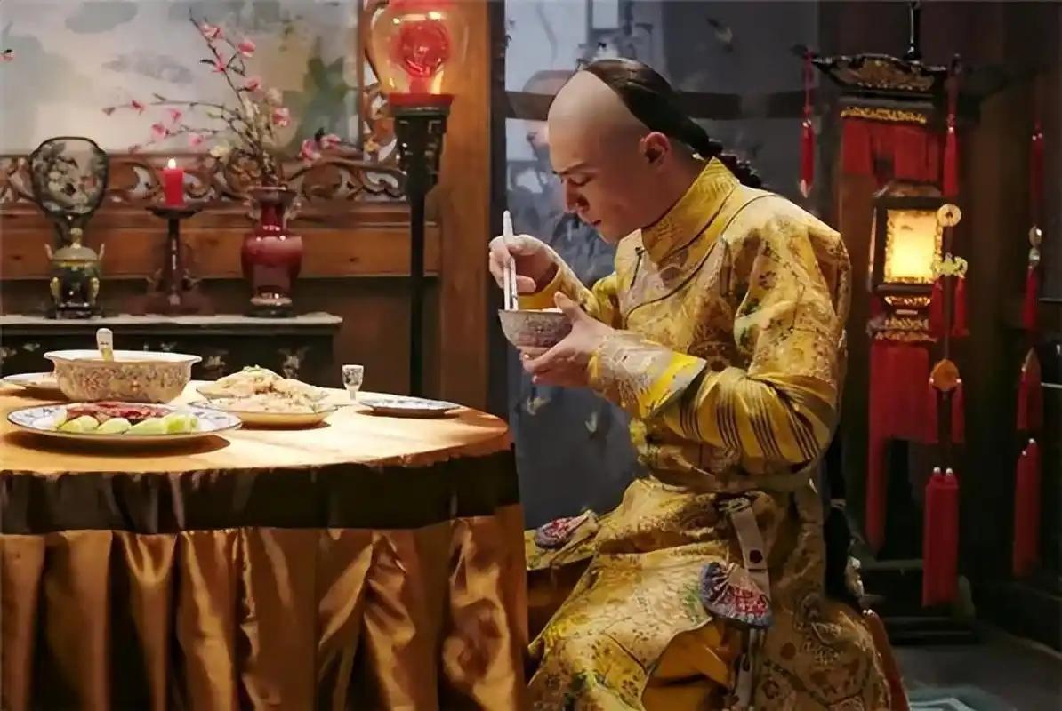当了皇帝却吃不饱，嘉庆那三年，连多夹一筷子都不敢。整个宫廷都布满了眼线，他不知道
