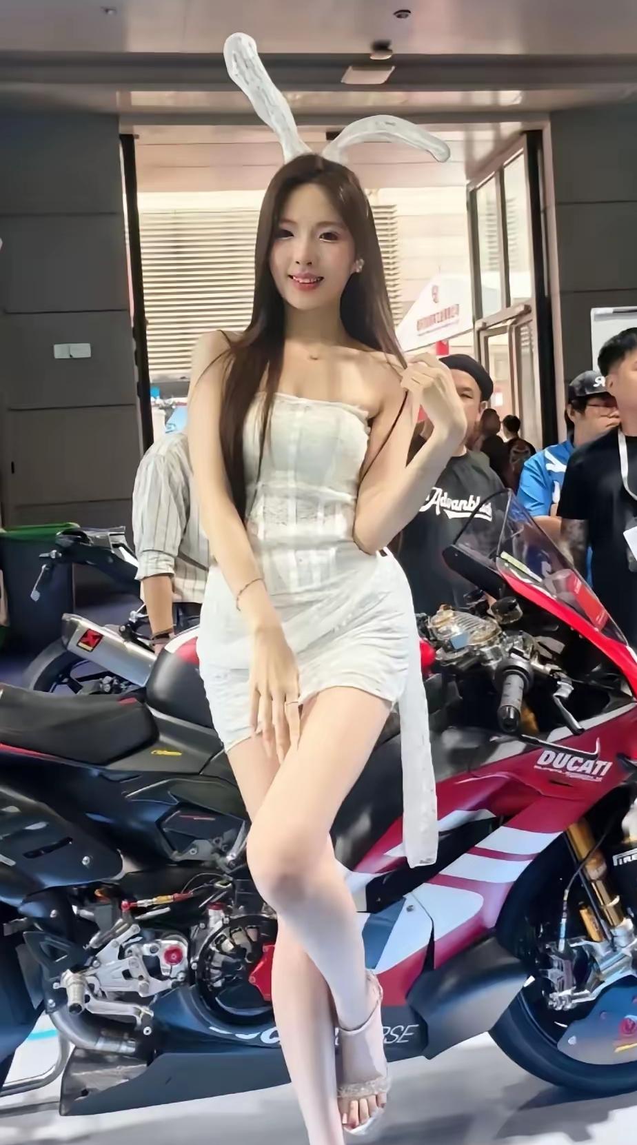 重庆摩博会，别的展台全是美女车模。唯独阿波罗展台不一样，张雪感念当年阿波罗老