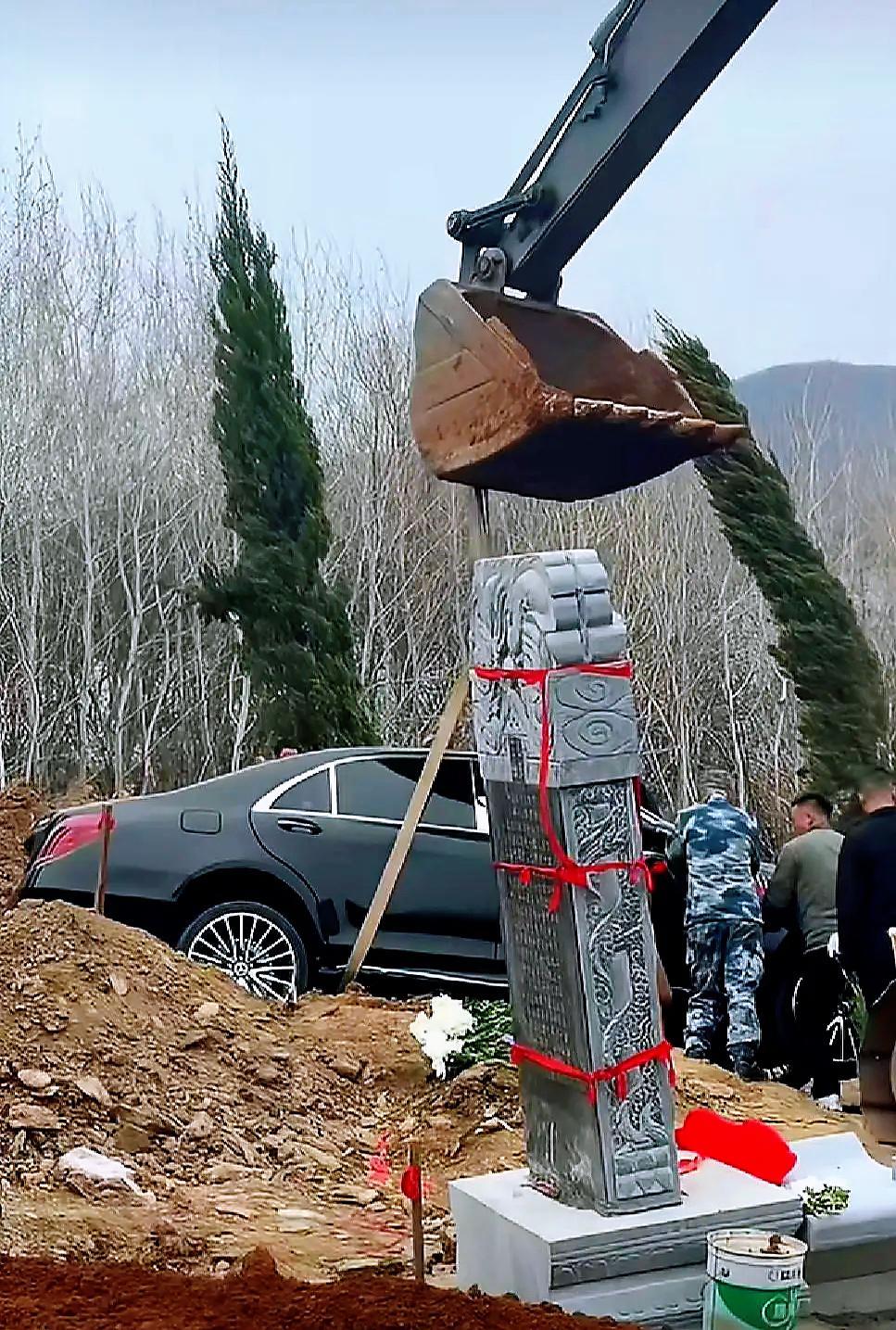 就想知道挖岀来后这车给谁接手开？2026年4月9日，一段拍摄于辽宁省辽阳市弓