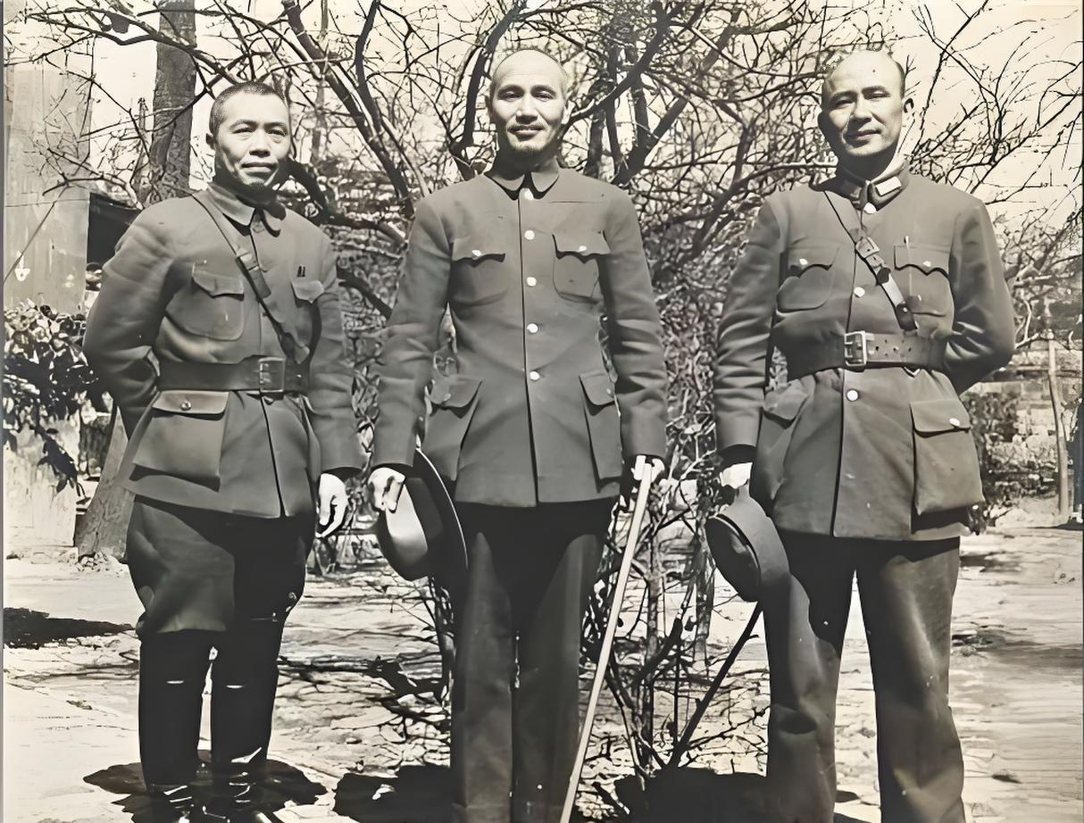 #老照片#这张老照片，拍摄于1938年春。各位看官，大家仔细端详一下，站在中