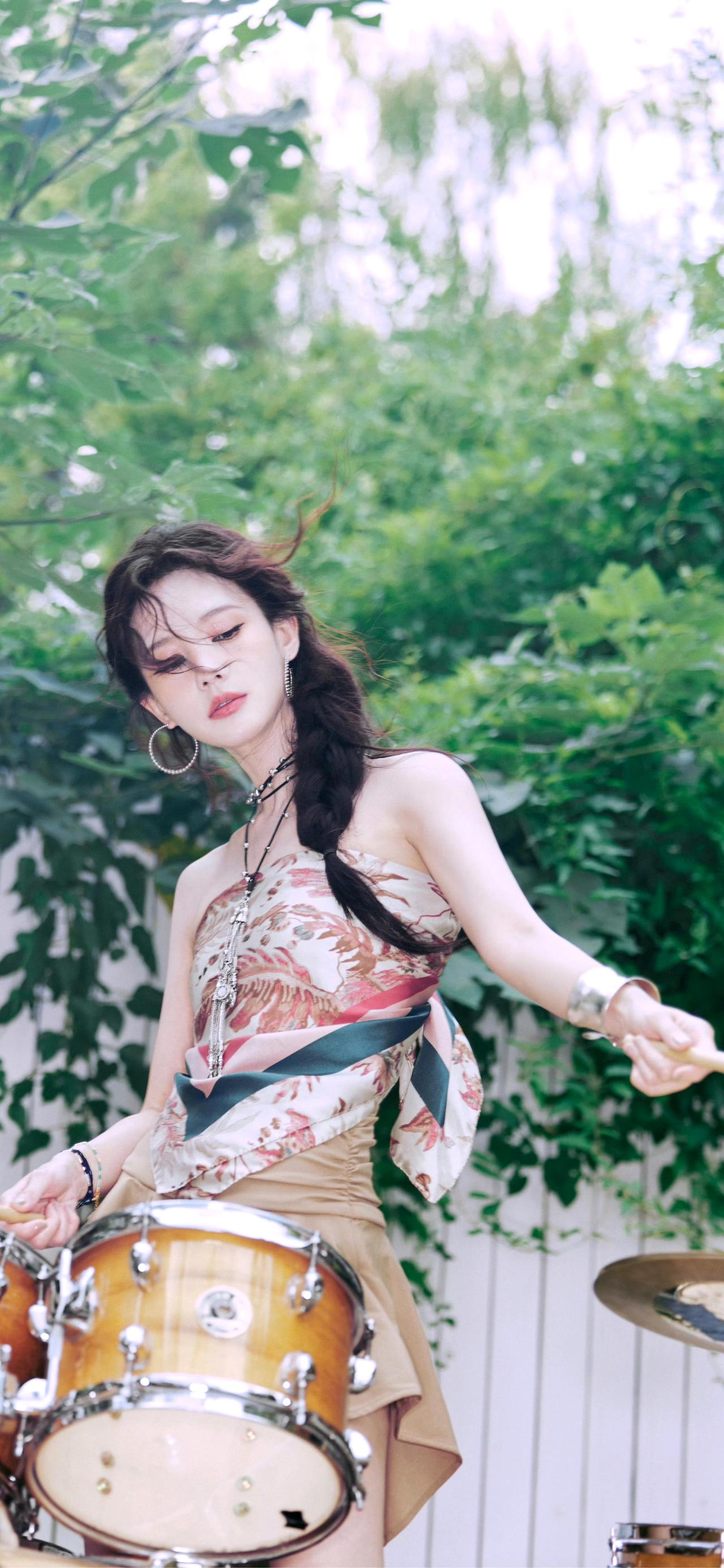 李一桐貌美如花，却感觉红不透这背后或许有多方面的因素。从剧作资源来看，虽然她出演