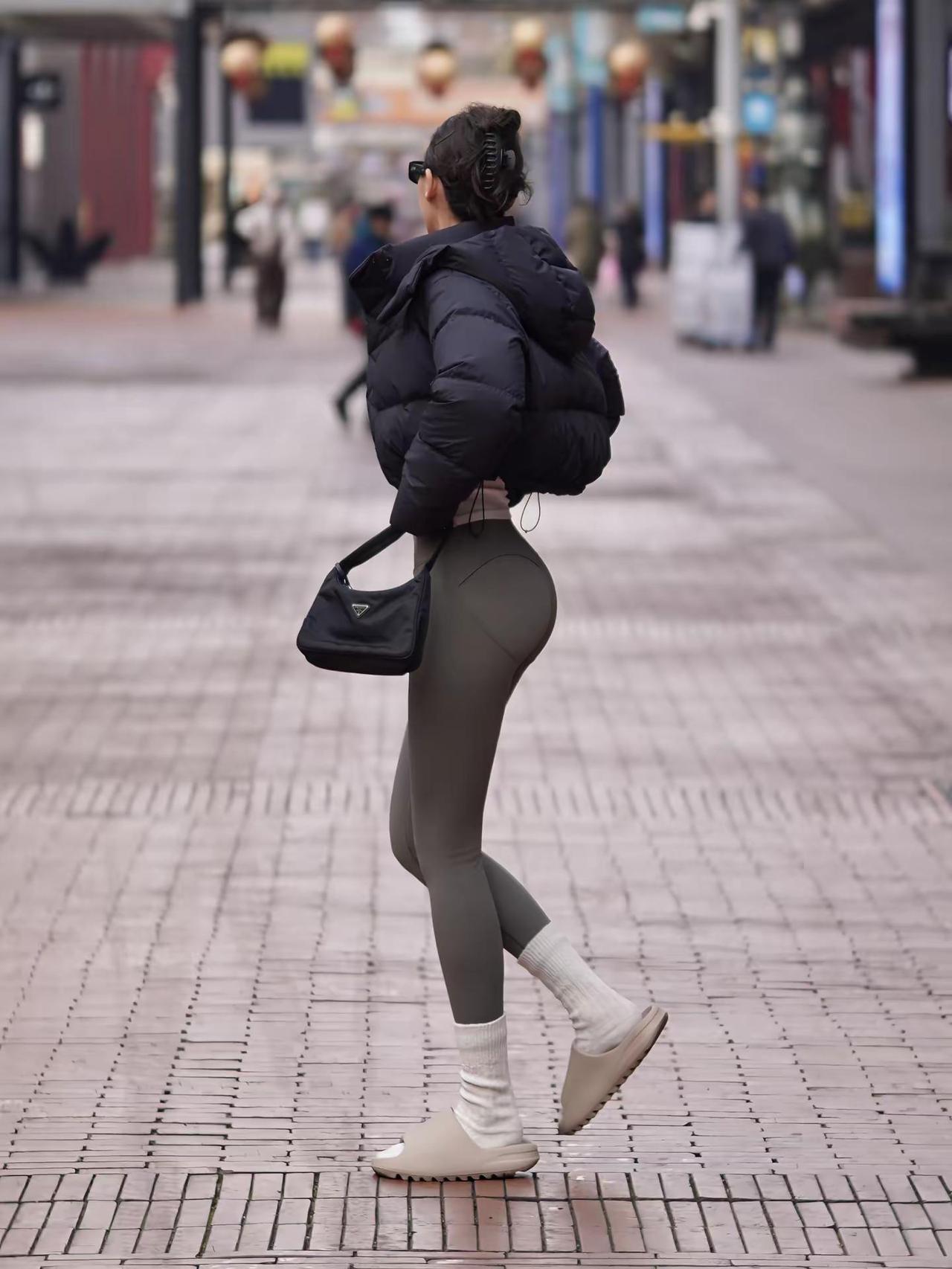我的身材很曼妙。街拍路人视角健身穿搭身材