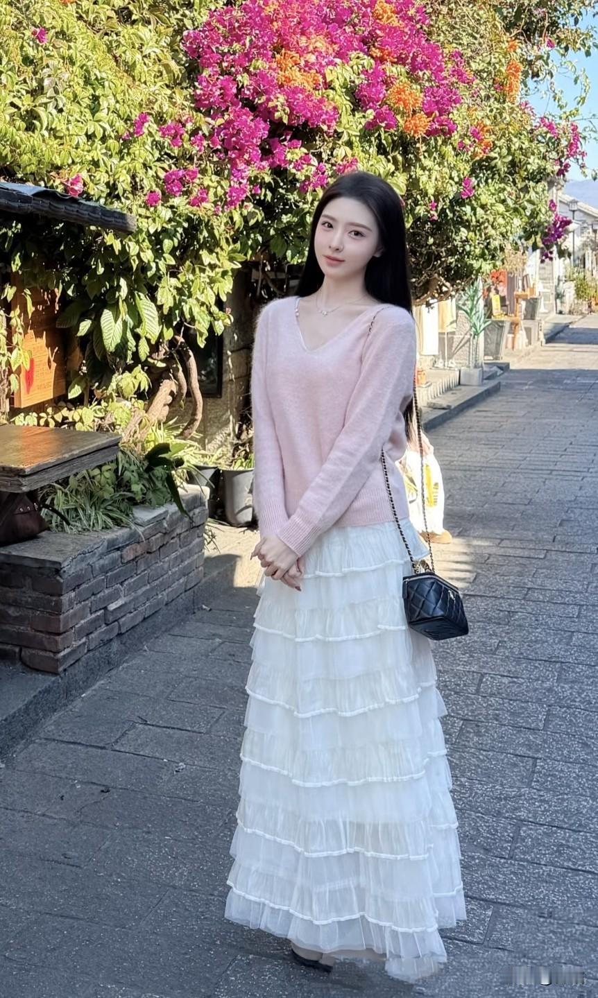 美图欣赏，看图写诗《巷陌粉花》七言绝句古巷晴光覆粉纱，白裙层叠漾芳