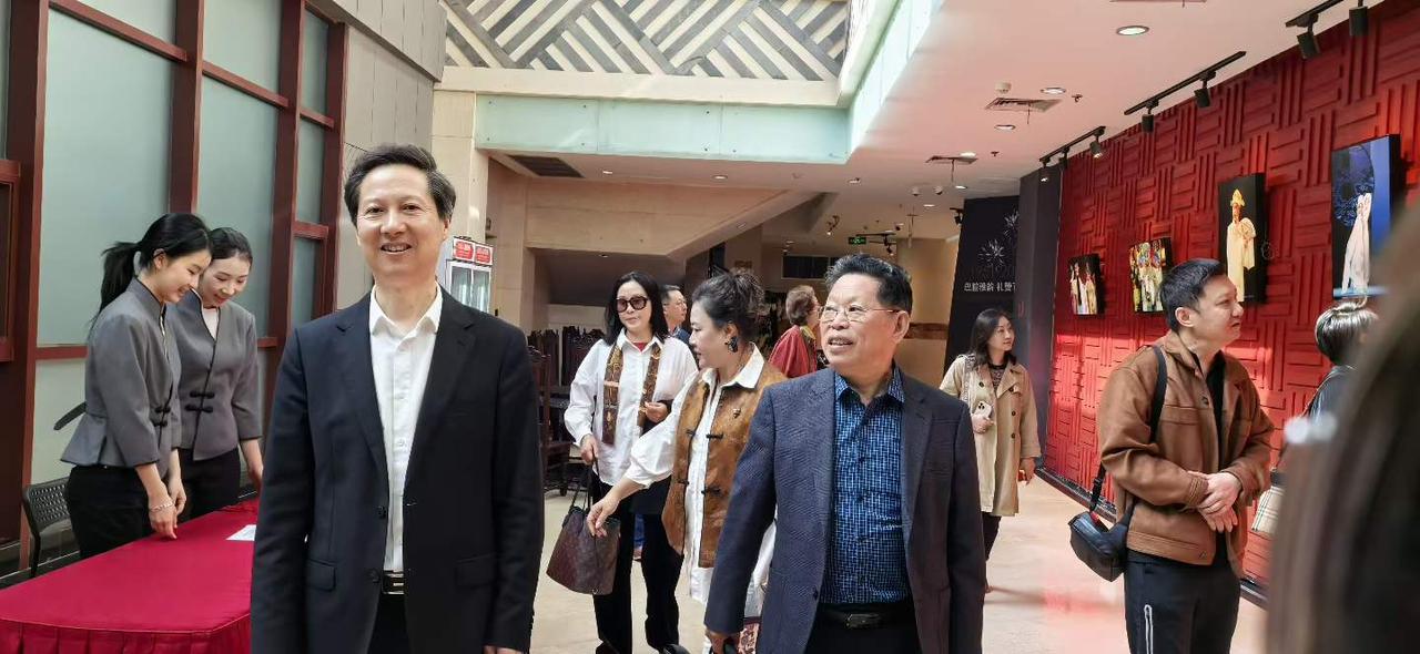 川剧人的喜事一一中国戏剧家协会川剧艺术委员会今日在山城重庆成立！中国文联党组成员