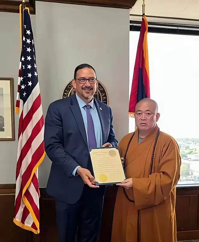 明明身为佛门圣地的方丈，却堂而皇之地做企业的CEO，这本身就是极其荒谬的事情。查