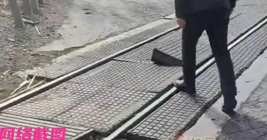 辽宁大连有一家人开车外出时，在经过一处看见火车轨道上有块石块一头翘起来，于是一家