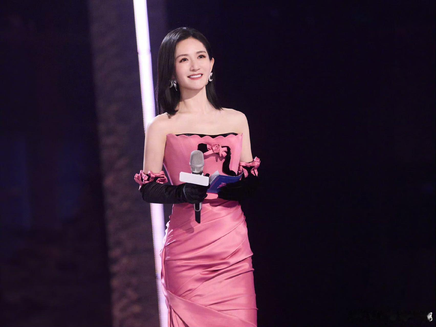 孙怡给谢娜吓出汗来了谢娜简直就是女综里的气氛担当，性格开朗大方亲和力拉满，跟姐