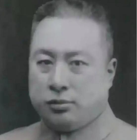 1931年，日军逼近齐齐哈尔，40岁少将谢珂下令开库取出99挺机枪，有人